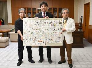 有志の漫画家らが描き下ろした色紙をまとめたパネルを石川県の馳浩知事(中央)に手渡した森川ジョージさん(左)と永井豪さん(右)=11日午後、県庁