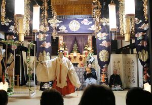 ろうそくに照らされながら、幻想的な雰囲気で披露された「ろうそく能」=佐渡市泉