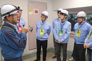 東京電力柏崎刈羽原発を視察した東京都市大原子力システム研究室の学生たち=柏崎刈羽原発