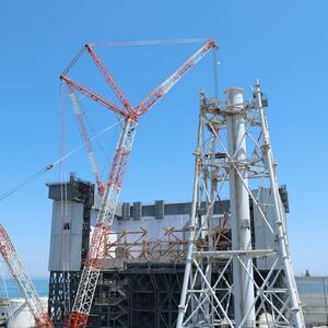 むき出しの鉄骨が見える東京電力福島第1原発1号機=7月29日、福島県大熊町(写真映像部・永井隆司)