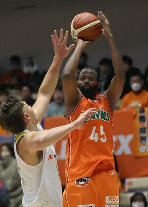 新潟－金沢　第４クオーター、モリソンが３点シュートを決め７３－６９＝アオーレ長岡