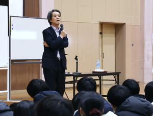 母校の柏崎高校の生徒に講演した拉致被害者の蓮池薫さん＝柏崎市学校町