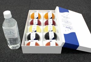 三条市の認定名水(左)を使ったヤマトヤ製菓のフルーツゼリー詰め合わせ