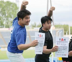 男子ハンマー投げで優勝し、表彰台で喜ぶ帆刈暖登(新津工・左)と2位の荒井暖斗(新発田南)=石川県西部緑地公園陸上競技場