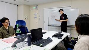 愛知県新城市役所で、職場環境の改善について話し合う特命チーム「Z世代課」のメンバー=7月