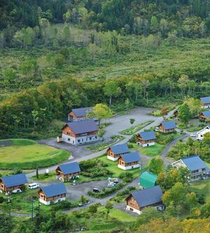自然豊かな銀山平にあるホテル「尾瀬十帖」=魚沼市下折立(自遊人提供)
