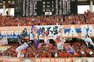 川崎を2-0で下して初の決勝進出を決め、喜びに沸く新潟サポーター=10月13日、UvanceとどろきスタジアムbyFujitsu
