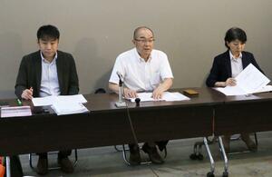 春闘の中間まとめについて説明する連合新潟の小林俊夫会長(左から2人目)=23日、県庁