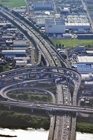 昨年8月、お盆の帰省ラッシュで渋滞する東名高速道路・海老名ジャンクション付近の下り線(右側)=神奈川県海老名市