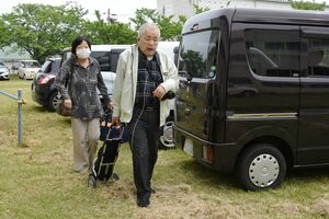 徒歩に加え、車での避難も行われた訓練=5月19日、上越市港町2