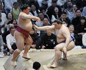 大の里(右)が押し出しで大栄翔を下す=エディオンアリーナ大阪