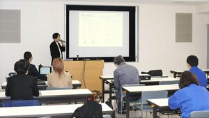 求職者へのアピール方法について情報交換した勉強会＝佐渡市中原