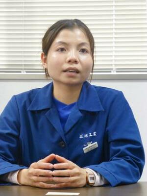 　取材に答える三進工業のチャン・ティ・キム・スエンさん＝２０２５年１２月、群馬県高崎市