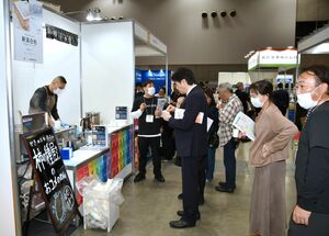 県内外の食品関係企業が自社商品をアピールしたフードメッセinにいがた=11月6日、新潟市中央区