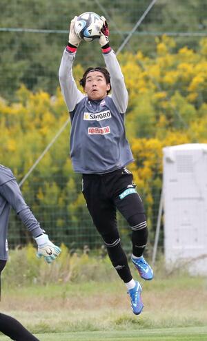 日本代表の活動からチームに戻ったGK小島亨介=聖籠町