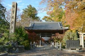 　渡岸寺観音堂（向源寺）の門前＝滋賀県長浜市