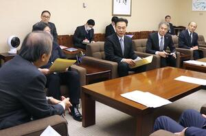 ２０２６年度県予算に対し、私学への支援を求める関連団体＝２４日、県庁