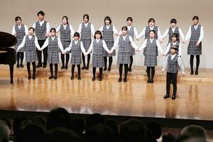 新春コンサートで美しい歌声を響かせたアルカディア少年少女合唱団＝見附市昭和町２