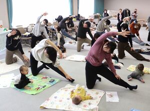 絵本やヨガを通じて親子でふれあいを楽しんだ「チルドレンズブックフェスティバル」=柏崎市田塚3