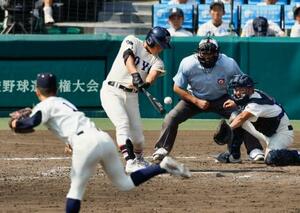 東洋大姫路―西日本短大付 5回表東洋大姫路2死一、二塁、白鳥が中前に適時打を放つ。投手中野、捕手山下=甲子園