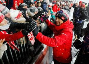 　母国ポーランドでは最後となるＷ杯で、観客とタッチを交わすカミル・ストッフ＝ザコパネ（共同）
