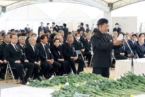 水俣病犠牲者慰霊式で遺族らを代表して「祈りの言葉」を朗読する杉本実さん=1日、熊本県水俣市