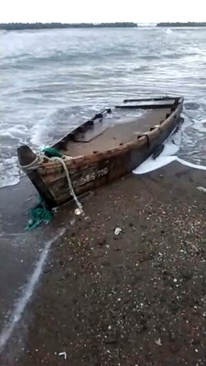 北朝鮮から漂着したとみられる木造船＝２月１０日、長岡市寺泊金山の海岸（新潟海上保安部提供）