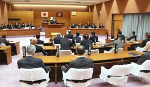 「ホームタウン」問題に関する三条市の情報発信などについて議論した市議会の一般質問＝３日、三条市議会