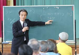拉致問題の早期解決を訴えて講演する蓮池薫さん=6月9日、上越市柿崎区の下黒川小学校
