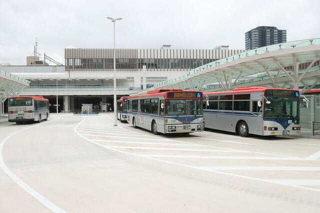 JR新潟駅の新しいバスターミナルを走る路線バス=3月31日、JR新潟駅
