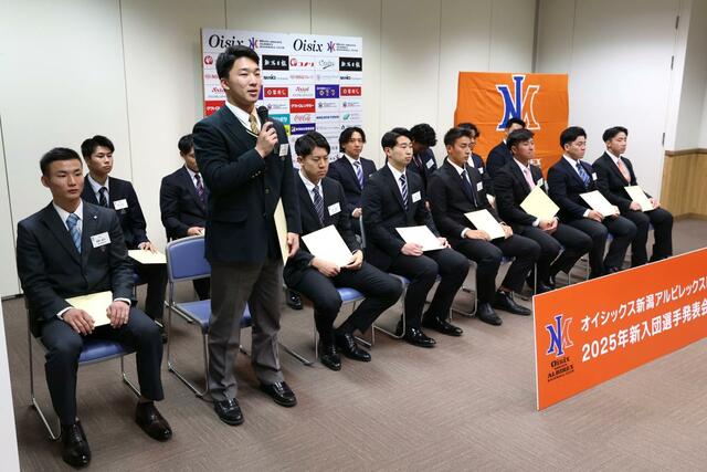 オイシックス新潟入団会見 会見で意気込みを語る高橋駿臥選手=エコスタ