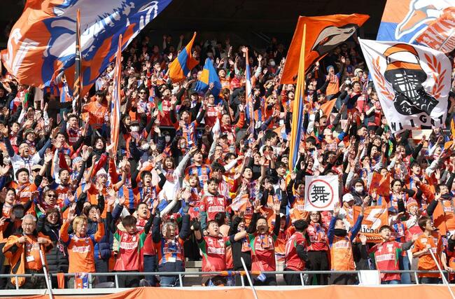
ホーム開幕戦で、アルビレックス新潟の選手に声援を送るサポーター＝７日、新潟市中央区
