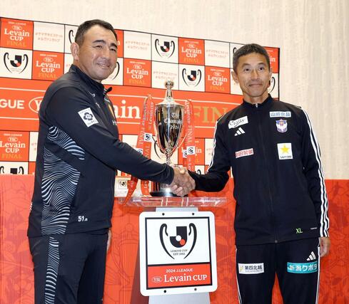 名古屋の長谷川健太監督と熱戦を誓い握手する松橋力蔵監督(右)=国立競技場