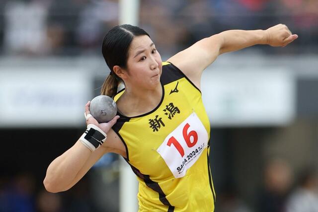 ２年ぶりに表彰台の頂点に立った陸上成年女子砲丸投げの郡菜々佳＝佐賀市