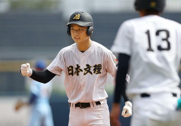 日本文理－加茂暁星　４回日本文理２死一、三塁、本田愁聖が適時打を放ち２－０。一塁上でガッツポーズ＝エコスタ