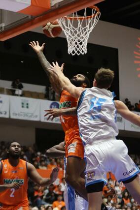 新潟－東京Ｕ　第１クオーター、フェルプスが決めて２０－９＝９日、アオーレ長岡