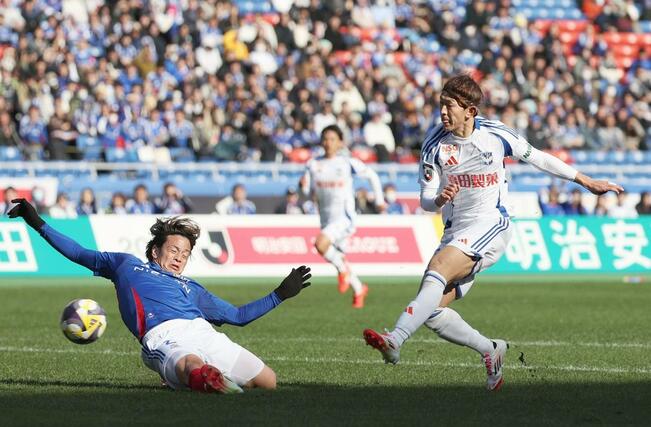 前半、FW太田修介が先制ゴールを決める=日産ス