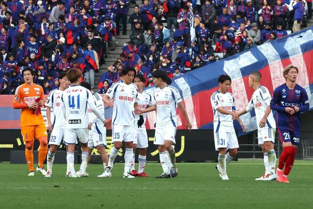 今季最終戦を引き分けで終えた新潟選手たち＝味の素スタジアム