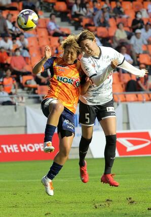 長野ー新潟Ｌ　前半４５分、ＭＦ川村優理がヘディングシュート＝長野市