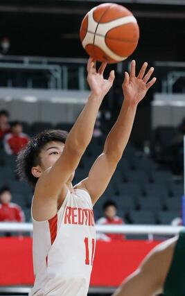 男子１回戦　開志国際－高山西（岐阜）　第４クオーター、開志国際の池田颯真が３点シュートを決めて６４－４０＝１２月２３日、東京都渋谷区千駄ケ谷１の東京体育館