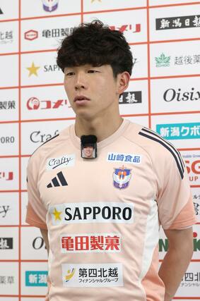 前日会見に臨むFW矢村健=聖籠町