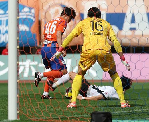 前半、MF笠井佳祐(46)がゴールを狙う=デンカビッグスワン
