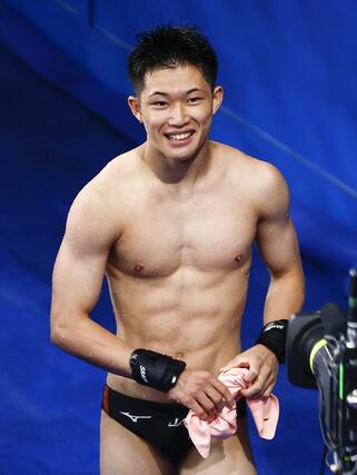 男子高飛び込み決勝で２回目の演技を終え、笑顔の玉井陸斗＝パリ郊外（共同）