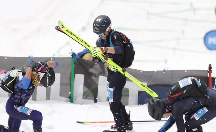 決勝レースの斜面途中のチェックポイントでスキーを脱ぐ遠藤健太(中央)