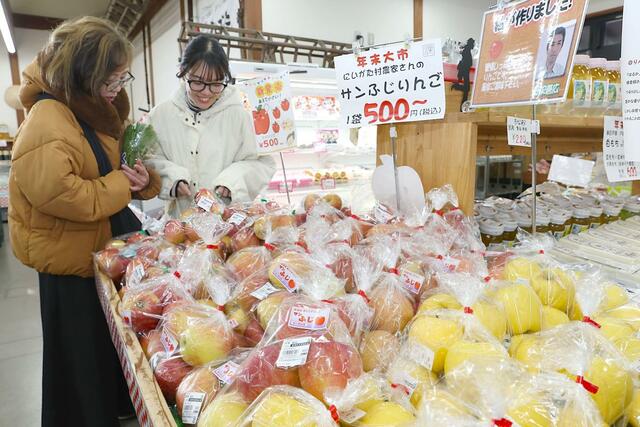 正月の食材を求める買い物客らでにぎわった農産物直売所「にいがた村」＝３０日、新潟市南区