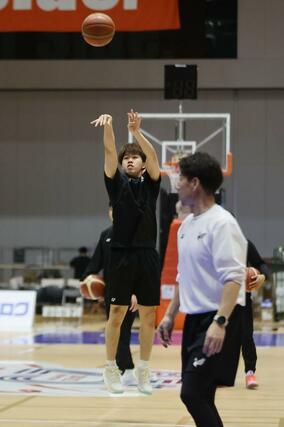 シュートする長尾光輝