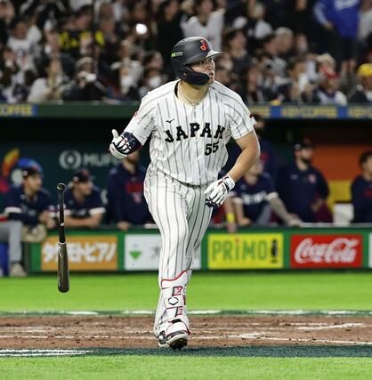 ８回日本２死、村上が中越えに満塁本塁打を放つ＝東京ドーム