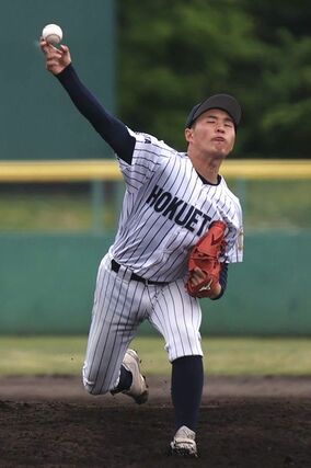 三条－北越　６回途中から登板した北越の佐藤亜希人＝新発田市五十公野