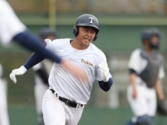 練習をする帝京長岡の川村光翼=兵庫県西宮市