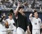オリックスに勝利し、声援に応える田中晴也（手前）らロッテナイン＝ＺＯＺＯマリン